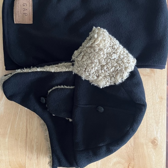 3 for $30. Gap matching hat and scarf - Picture 4 of 6